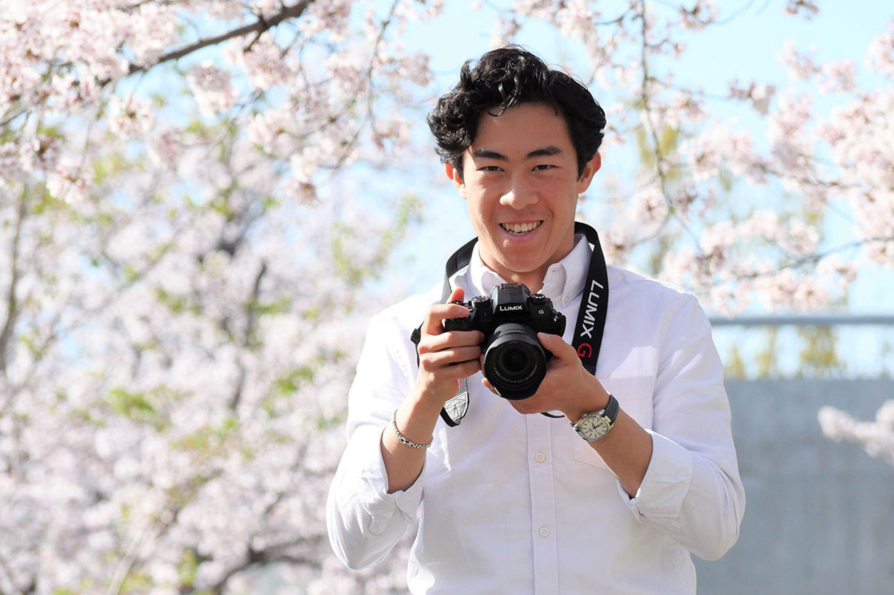 写真：カメラを持つネイサン・チェン選手