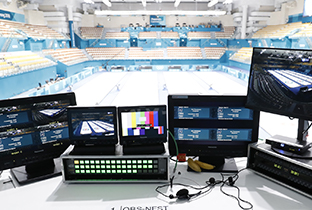 写真：平昌2018冬季オリンピックのカーリング競技会場に設置された複数のモニターと放送機器などの業務用映像システム