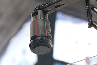 写真：平昌2018冬季パラリンピック会場に専用機材を使用し、上空から吊り下げる形で設置された360度ライブカメラ