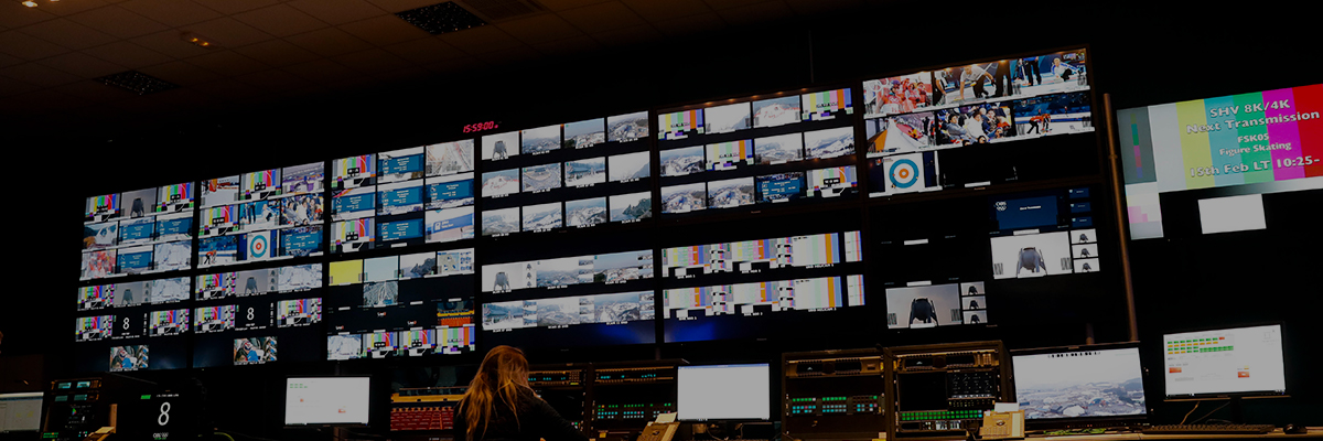 写真：平昌2018冬季オリンピック国際放送センターに設置された多数のシステムディスプレイ