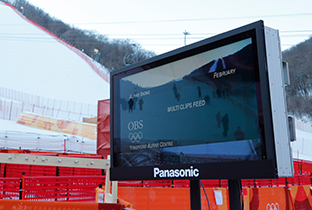 照片：2018平昌冬奥会会场中设置的专业显示器