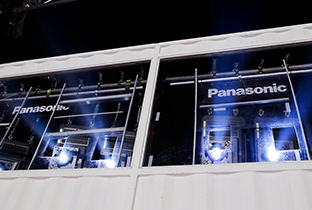 写真：平昌2018冬季オリンピック会場に複数設置されたレーザープロジェクターから光が照射されている様子