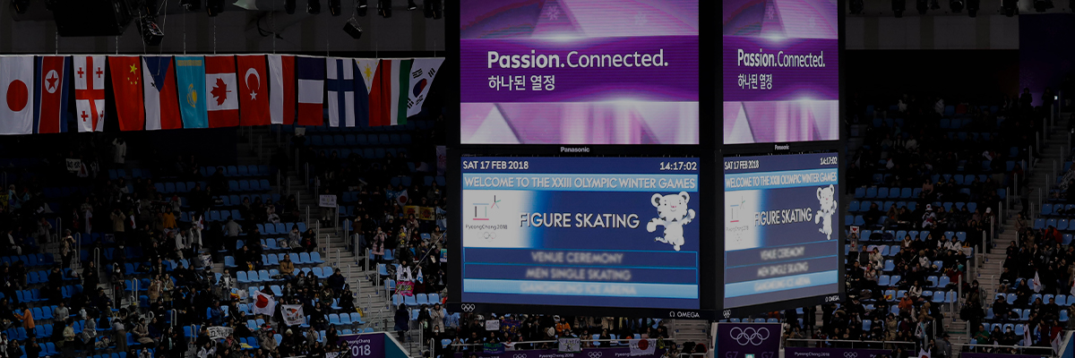 照片：设置在2018平昌冬奥会会场天花板上的大型影像显示装置