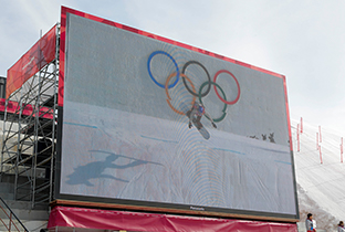照片：设置在2018平昌冬奥会赛场中的大型影像显示装置上播放的单板滑雪比赛的影像
