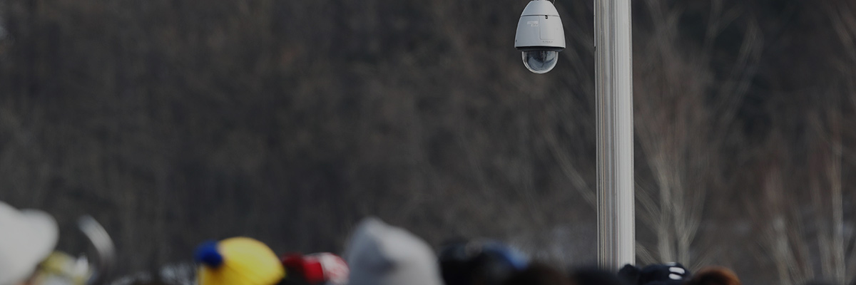 写真：平昌 2018 冬季オリンピック会場周辺の柱に設置された屋外ハウジング一体型セキュリティカメラ