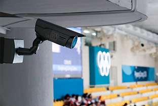 写真：平昌 2018 冬季オリンピック会場に設置されたハウジング・レンズ一体型セキュリティカメラ
