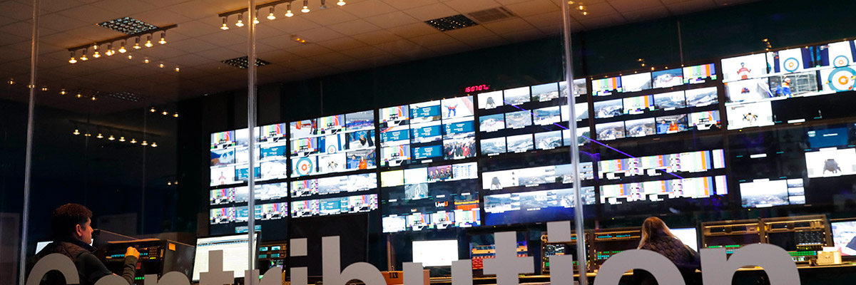 照片：2018平昌冬奥会国际广播中心（IBC）中设置的多台转播器材和显示屏