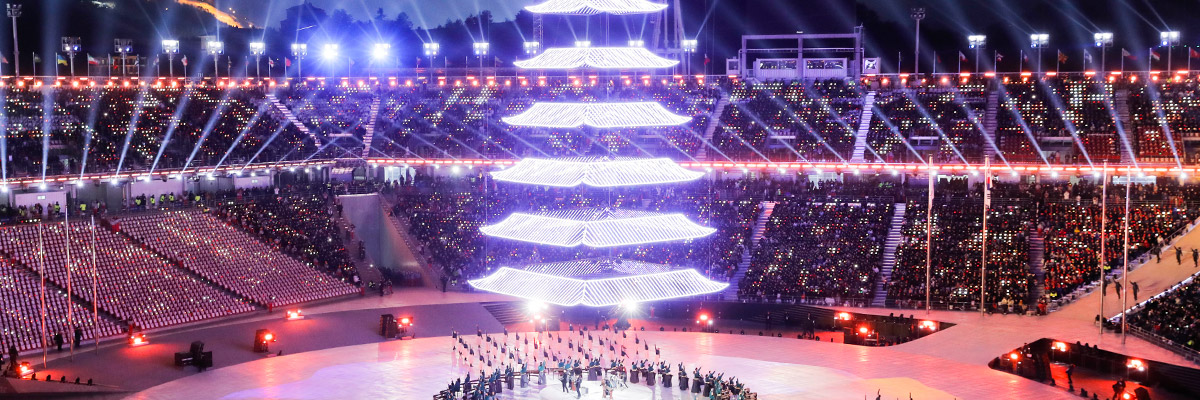 写真：平昌冬季オリンピック閉会式で会場中央に登場した光の塔のセレモニーが行われている様子
