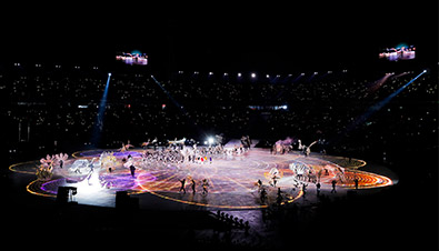 照片：2018平昌冬奥会开幕式上使用激光投影机，在会场中央用各色光线打造盛大仪式的全景