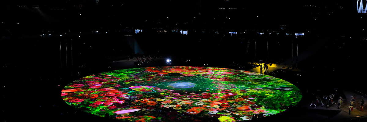 照片：2018平昌冬奥会闭幕式上使用高亮度激光投影机，用绚丽光线打造盛大仪式的景象