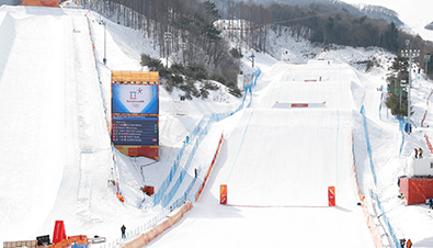 照片：设置在2018平昌冬奥会滑雪赛场中的大型影像显示装置