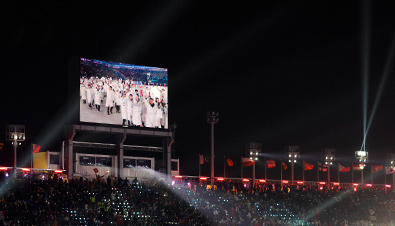 照片：设置在2018平昌冬季奥林匹克体育场中的大型影像显示装置上播放的选手阵容