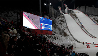 照片：设置在2018平昌冬奥会跳台滑雪赛场中的大型影像显示装置上播放的比赛中的影像