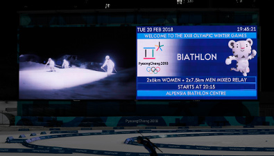 写真：平昌2018冬季オリンピックバイアスロン競技会場の大型映像表示装置を利用したコンバインボードに映し出されたスコアなどの情報と競技映像