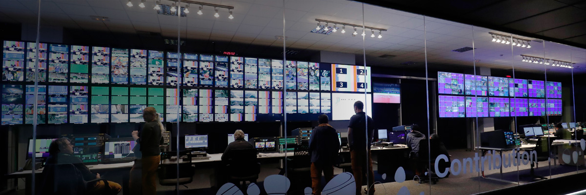 照片：设置在里约奥运会IBC（国际广播中心）的众多显示器和播放设备