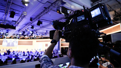 写真：リオオリンピックのIBC（国際放送センター）で放送カメラマンがHDカメラレコーダーで撮影している様子