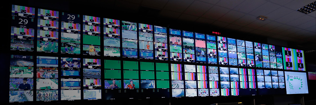 照片：设置在里约奥运会IBC（国际广播中心）的大小各异的数量众多的显示器