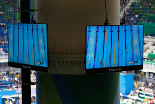 照片：设置在里约奥运会游泳比赛会场柱子上的多台显示器