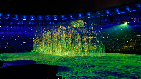 写真：リオオリンピック開会式セレモニーで会場にDLPプロジェクターから投影した光を使用して大地や森を表現した映像