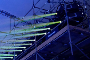 写真：リオオリンピック会場に設置された複数のDLPプロジェクターから光が照射されている様子