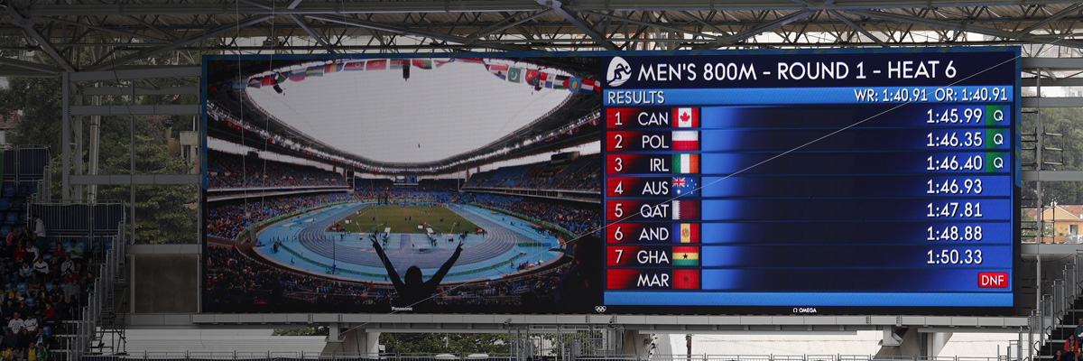 写真：リオオリンピックの陸上競技会場に設置された大型映像表示装置に映し出された会場の様子とスコアボード