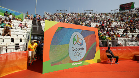 照片：设置在里约奥运会网球比赛会场的大型影像显示装置上显示的里约奥运会会徽