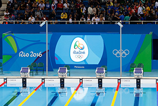 写真：リオオリンピックの水泳競技会場に設置された大型映像表示装置に映し出されたリオオリンピックロゴ