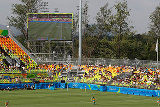 写真：リオオリンピックのサッカー競技会場に設置された大型映像表示装置に映し出された競技中の映像