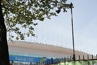 写真：リオオリンピック会場周辺の柱に設置された屋外ハウジング一体型セキュリティカメラ