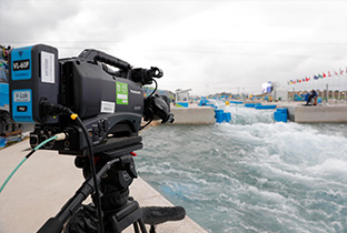 写真：リオオリンピックのカヌー競技会場に向けられたカメラ