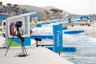 写真：リオオリンピックのカヌー競技会場に設置されている撮影機器