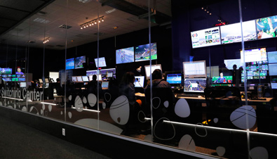 照片：工作人员在里约奥运会IBC（国际广播中心）使用大量显示器进行工作的情景