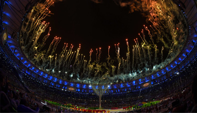 写真：リオオリンピックの開会式セレモニーでスタジアムから打ち上げられた花火