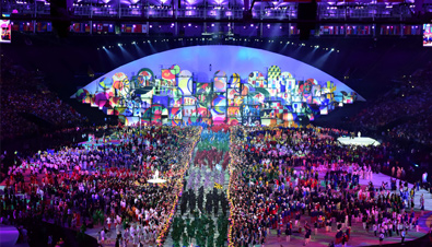写真：リオオリンピック開会式セレモニーで高輝度プロジェクター（PT-DZ21K2）を使用した色鮮やかな光の映像演出
