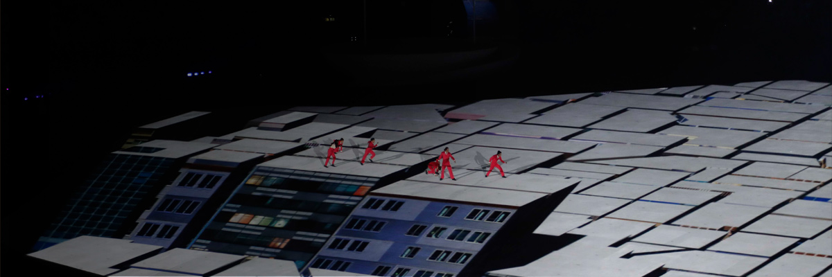 照片：在里约奥运会开幕式上使用投影机投影出来的建筑物影像在活动的表演