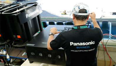 写真：リオオリンピック会場で機材を確認するスタッフ