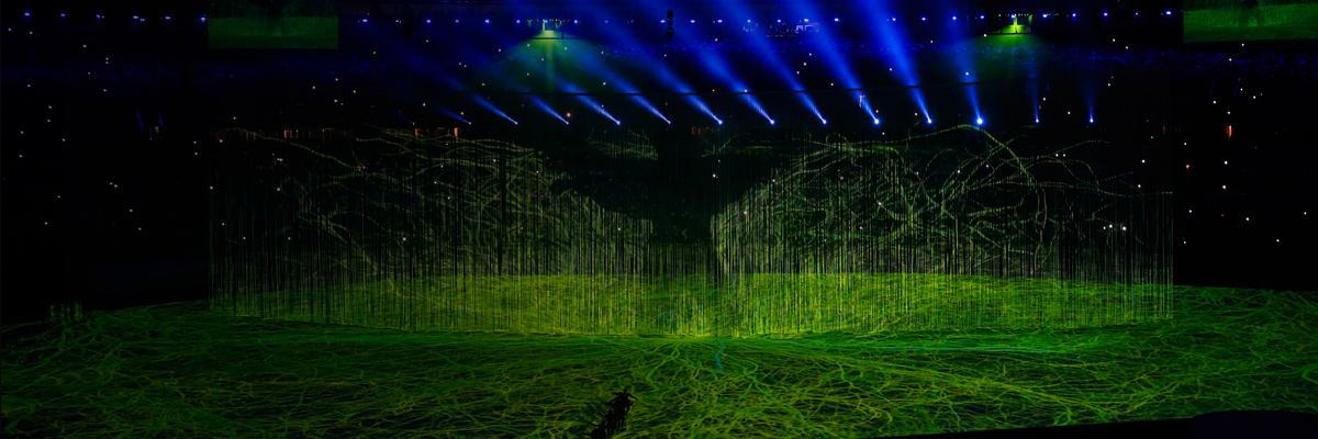 照片：在里约奥运会开幕式上使用激光投影机进行演出的全景