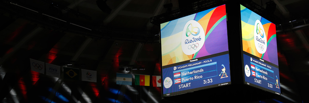 照片：设置在里约奥运会会场顶棚的大型影像显示装置上显示的里约奥运会会徽