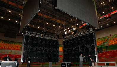 写真：リオオリンピックの競技会場に設置された大型映像表示装置の機材