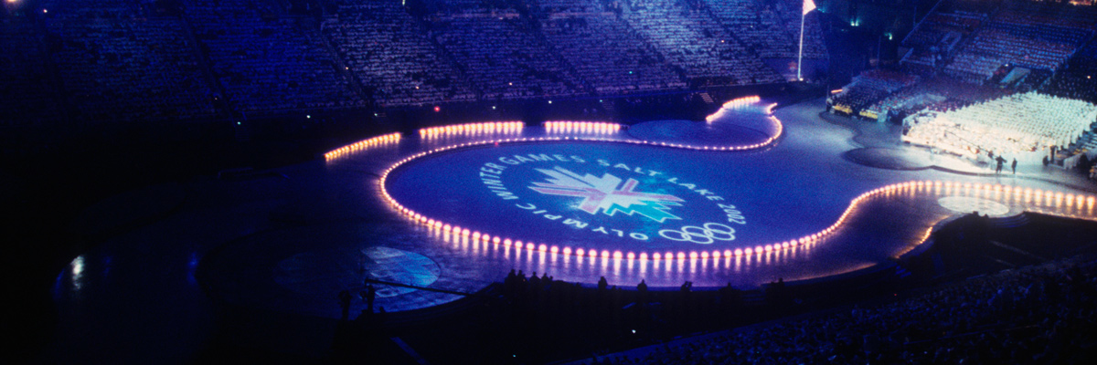 照片：在盐湖城冬季奥运会开幕式的会场中央显示盐湖城冬季奥运会会徽的仪式全景