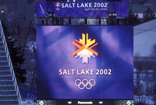 照片：设置在盐湖城冬季奥运会会场的大型影像显示装置ASTRO VISION上显示的盐湖城冬季奥运会会徽