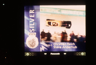 照片：设置在盐湖城冬季奥运会会场的大型影像显示装置ASTRO VISION上显示的雪橇比赛画面