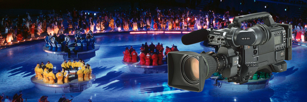 写真：カメラレコーダーの製品写真とソルトレイク冬季オリンピック開会式セレモニーの会場全景