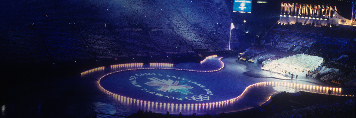 照片：盐湖城冬季奥运会开幕式中，描绘在体育场中央的盐湖城冬季奥运会会徽和五环标志