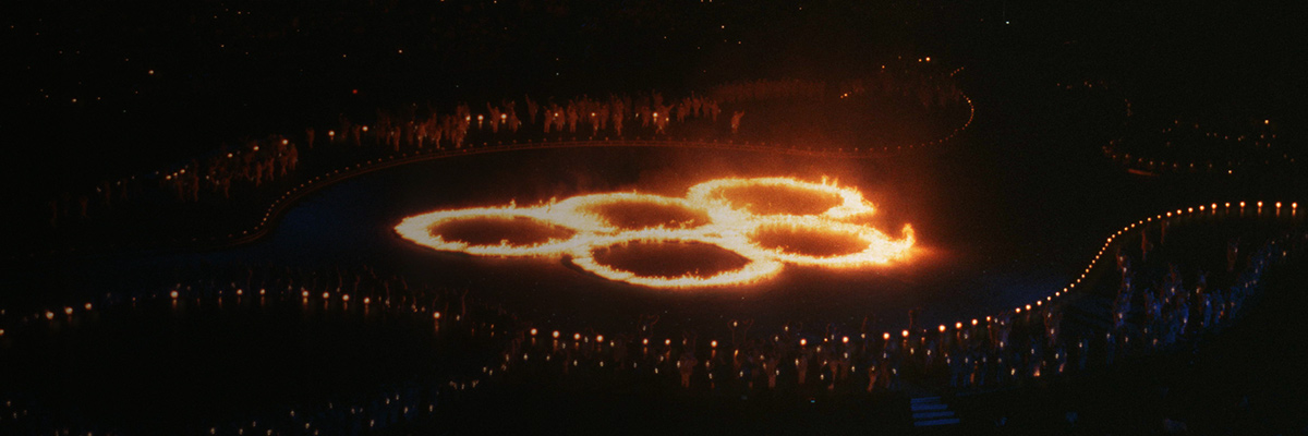写真：ソルトレイク冬季オリンピック開会式セレモニーで、会場中央に炎で描かれた五輪マーク