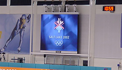 写真：ソルトレイク冬季オリンピック会場に設置された大型映像表示装置アストロビジョンに映し出された五輪マークとソルトレイク冬季オリンピックロゴ