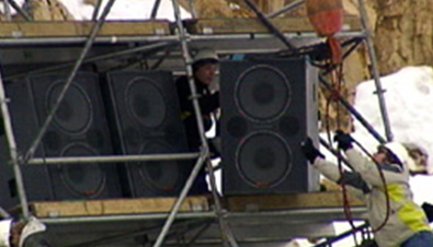写真：ソルトレイク冬季オリンピック会場でスピーカーの設置作業をしている音響システムのスタッフ