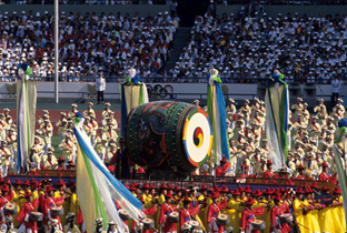 写真：ソウルオリンピック開会式のセレモニーに登場した韓国の民族楽器の大太鼓