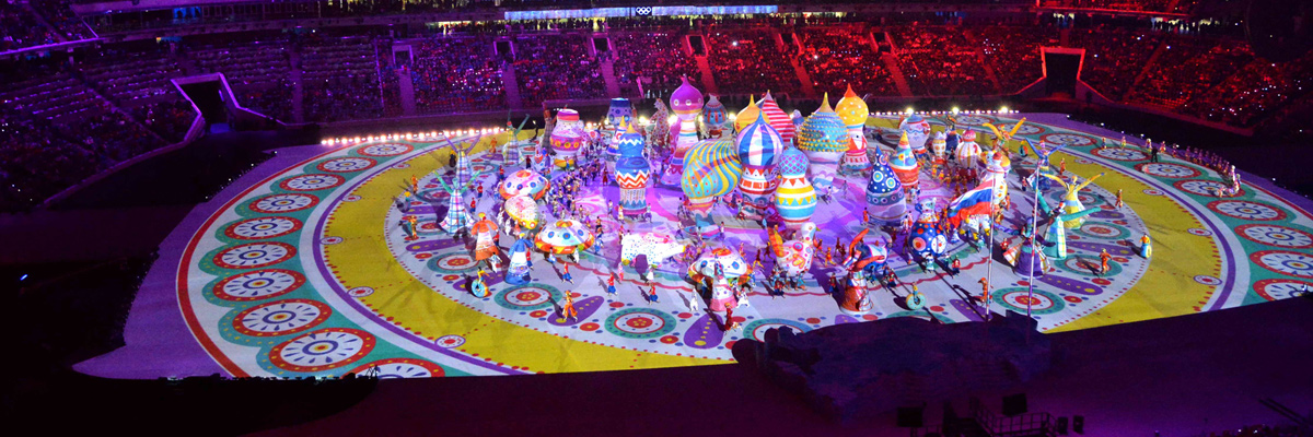 照片：在索契冬季奥运会开幕式会场中央，众多五彩缤纷的建筑模型登场的仪式全景