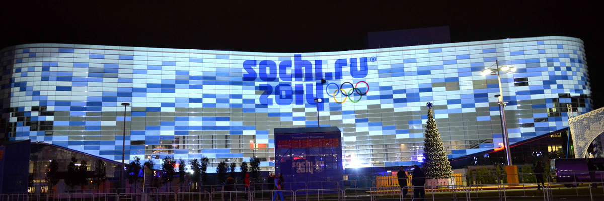 照片：使用DLP投影机在索契冬季奥运会公园内的冰山滑冰宫外墙上投射的投影映射的全景